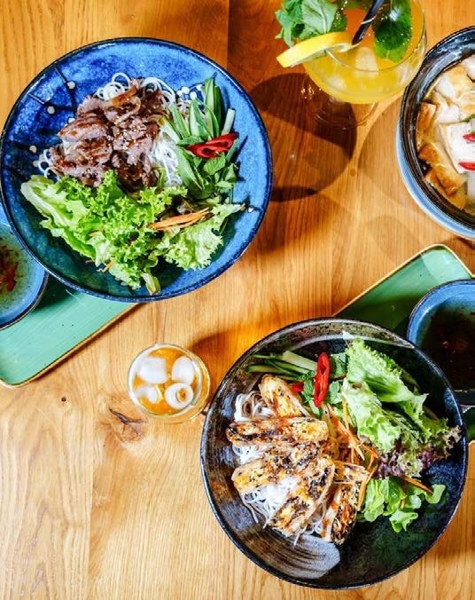 Bun Bo Nam Bo und Bun Nem mit frischen Kräutern
